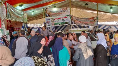 ضخ كميات كبيرة من السلع المخفضة بالأسواق والمجمعات الإستهلاكية بالمنيا 
