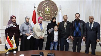 وزارة العمل: تسليم تعويضات لِأُسر ضحايا عِمالة غير منتظمة من 4 محافظات