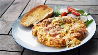 سحور سريع.. طريقة عمل أومليت بالبطاطس
