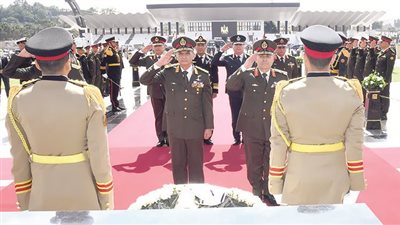 «السيسى» ينيب وزير الدفاع لوضع إكليل الزهور على النصب التذكارى لشهداء القوات المسلحة