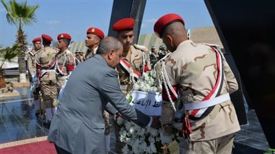 محافظ الاسماعيلية يضع اكليل من الزهور على النصب التذكارى لشهداء الجيش الثانى الميدانى
