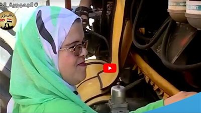 الأسطى أمل الزناتي.. تنافس الرجال في إصلاح الجرارات الزراعية والمعدات الثقيلة (شاهد)