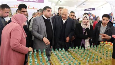 رئيس جهاز مدينة الشيخ زايد ووكيل تموين الجيزة يفتتحان معرض 