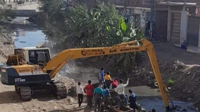 أعمال مكثفة لتمهيد الطرق و رفع القمامة بمركز المحلة