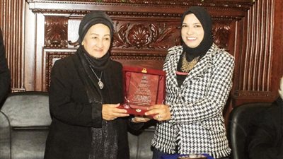   المركز الأفريقى لصحة المرأة بالأسكندرية يحتفل باليوم العالمى للمرأة وتكريم العديد من الأطباء 