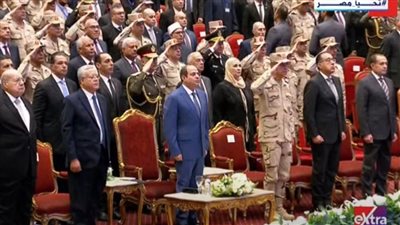 الحاضرون بالندوة التثقيفية الـ 39 للقوات المسلحة يقفون تحية لـ الشهيد (شاهد)