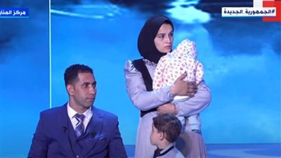 السيسي لزوجة رقيب مقاتل: تعالي اقفي جنبه (شاهد)