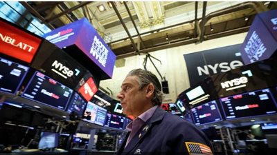 وول ستريت تنزل عن قمم غير مسبوقة في نهاية الأسبوع