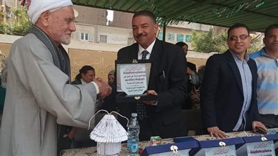  التجارة بنات بنجع حمادي تكرم معلميها المحالين للمعاش والمتميزين