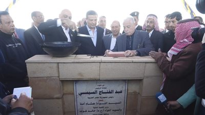 محافظ جنوب سيناء يضع حجر الأساس لـ 60 منزل بدوي بقرية النقب 