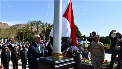 صور.. محافظ جنوب سيناء يرفع العلم المصري على طابا في الذكرى الـ 35