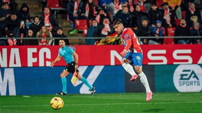 جيرونا يطيح ببرشلونة من وصافة الدوري الإسباني ويلاحق ريال مدريد 