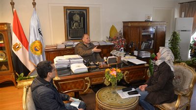 محافظ أسيوط يبحث سبل زيادة الاستثمارات وتنمية المناطق الصناعية