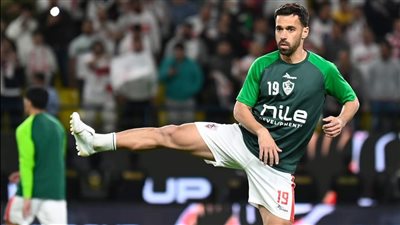 مدرب الأحمال يقود فقرة تدريبات بدنيه للاعبى الزمالك 