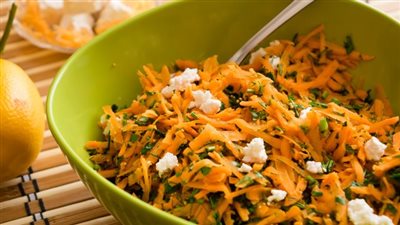 تحارب السرطانات.. طريقة تحضير سلطة الجزر بالشبت الصحية