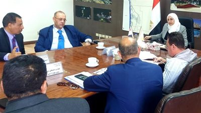 نائب محافظ القاهرة تبحث سبل تذليل المعوقات لتشغيل سوق 15 مايو النموذجي