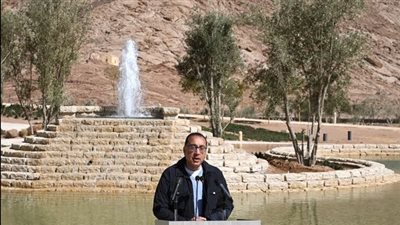 رئيس الوزراء يصعد أعلى تبة هارون ويستمع لوجهة النظر الدينية والأثرية حول جبل التجلي 