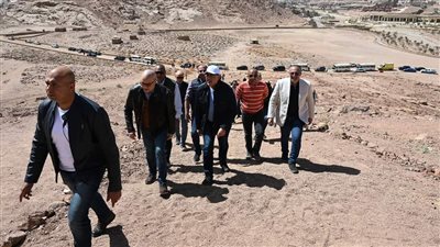 رئيس الوزراء يصعد أعلى تبة هارون ويستمع لوجهة النظر الدينية والأثرية