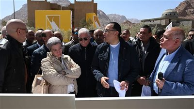 رئيس الوزراء يتفقد المنطقة السكنية بالزيتونة بسانت كاترين  
