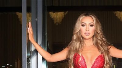 مايا دياب بكامل اناقتها في شوارع باريس