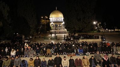 الاحتلال يمنع المصلين من أداء صلاة أول ليالي رمضان