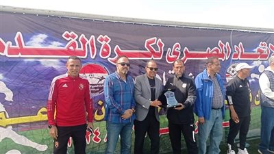 اتحاد الكرة يُكرم رئيس قطاع إنبي