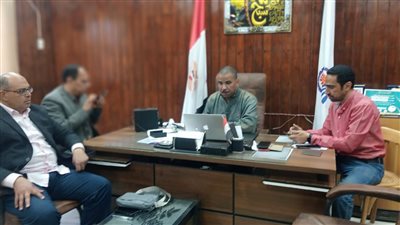 عبر الفيديو كونفرانس ... مدير تعليم قوص يتابع سير العمل بالمدارس الثانوية