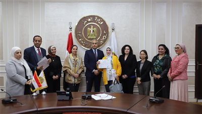 تمكين المرأة بالتدريب على مهن تحتاجها سوق العمل.. وزارة العمل تُكرِّم السيدات
