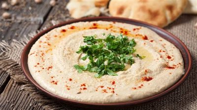 حضري سلطة الطحينة بالبقدونس لمذاق لذيذ مع الكفتة