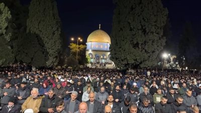 الفلسطينيون يتحدون الاحتلال ويقيمون صلاة التراويح في المسجد الأقصى.. بث مباشر