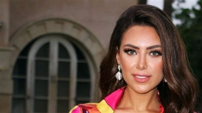 هبة عبدالعزيز تطل بالعباءة والكريجان الفرو