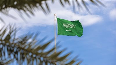 11 مارس يوم العلم.. قصة الراية السعودية التي لا تنكس وترفرف منذ عقود عبر تاريخ المملكة