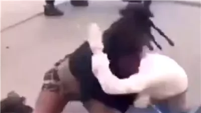 مشاهد صعبة.. طالبة تضرب زميلتها بطريقة وحشية (فيديو)