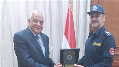 محافظ الجيزة يتسلم درع تكريم نظير مجهوداته لدعم الحماية المدنية