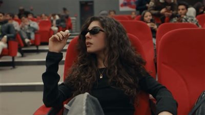 هل تجسد مايان السيد “مادي” أيقونة إحسان عبد القدوس بالنظارة السوداء ؟