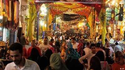 بالزينة وطبق الفول والحلوى.. أشهر عادت وطقوس عند المصريين في أول يوم رمضان