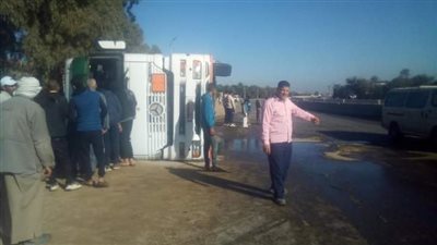   إنقلاب شاحنة حاويات يتسبب في إغلاق طريق الإسماعيلية/بورسعيد