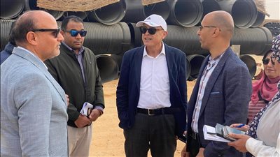 نائب رئيس المجتمعات العمرانية يتفقد مشروعات المرافق والطرق بالقاهرة الجديدة