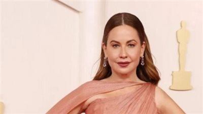 رايا أبي راشد تتألق بفستان ساحر