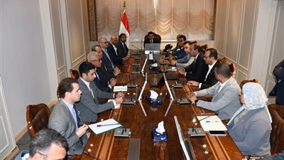 وزير الشباب والرياضة يبحث مع الشركة المصرية للاتصالات سبل التعاون المشترك