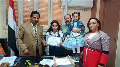 تعليم أبوتشت تكرم طالبة لموهبتها المتميزة في الرسم
