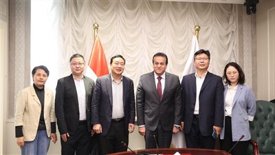 وزير الصحة يناقش مع شركة 