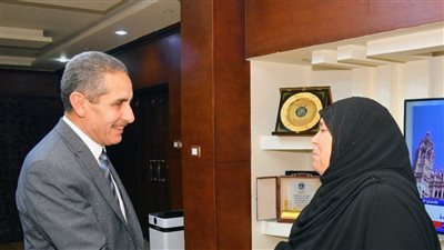 محافظ الغربية يكرم الحاجة زينب هواش ايقونة العمل الخيري في زفتى