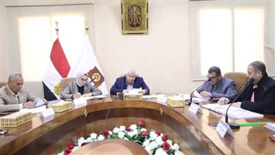 محافظ الوادي الجديد يترأس لجنة اختبار المتقدمين للوظائف القيادية 