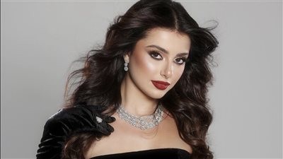 ماريتا الحلاني تستعرض جمالها ببدلة عصرية ومكياج ناعم 