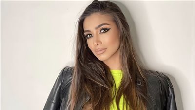 تيا ديب تستعرض جمالها بفستان قصير| سعر صادم لحقيبتها