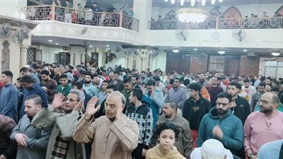 حكم الصلاة والسلام على النبي بهيئة جماعية بين الركعات في التراويح