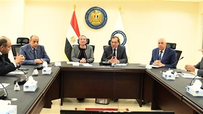  6 وزراء يعقدون اجتماعًا بمقر وزارة البترول 