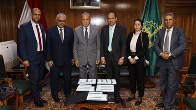 محافظ القليوبية يستقبل أعضاء البنك الزراعي المصري لتقديم تبرع لصالح الأسر