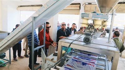 محافظ الوادي الجديد يتفقد خط تعبئة وتغليف المواد الغذائية